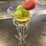 鉄板 暖 - 抹茶ムースにシャインマスカットのせマカロン添え