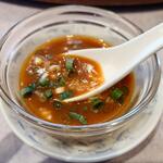 清香園 - 棒棒鶏冷麺 1,250円の付けだれ、ピリ辛ごま味です。