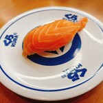 無添くら寿司 - 料理写真:ノルウェー産 生サーモン 110円