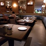 RACINES Boulangerie & Bistro - 店内の様子(座りやすいソファ―)