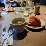 RACINES Boulangerie & Bistro - ス―プとクロワッサン