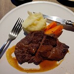 RACINES Boulangerie & Bistro - 黒毛和牛のステーキ、マッシュポテトと人参添え
