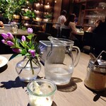 RACINES Boulangerie & Bistro - テ―ブルの可愛い花とスタイリッシュな水差し