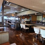 どんと - 店内は木板組み天井、ガラス張り壁、焦げ茶色の木板張り床、木製衝立や木製の半個室席、和風ファミレスぽい空間、BGMはエレクトーン演奏音楽
相席カウンター席、テーブル席、小上がりの半個室があり合計112席