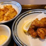 どんと - ①タコガーリック唐揚げ(税込429円)
②どんから【塩麹漬け鶏肉唐揚げ】《ハーフ》(税込319円)
下味を付けた調理済み食材を注文が入ってから揚げる感じですが、蛸は冷凍しても劣化が少ないので無難ですね