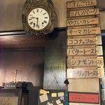 七つ森 - レトロなメニューと店内