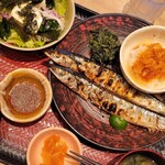 大戸屋 東京オペラシティ店 - 今年の秋刀魚さん久々に大きい、サラダは追加で!