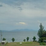 るぅた - (参考)JR湖西線、車窓からの眺め。琵琶湖に対岸まで見えます。