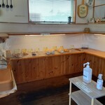 るぅた - 買える頃、夕方には、パンは残りわずかに。端っこにかためて並べ直されてました。