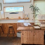 るぅた - カウンターは２席。席の間に衝立てがあり、お一人様用。窓からは、長閑な田園風景。