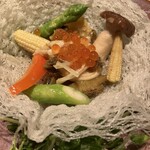 チャイナルーム - イクラのせ国産鮑のあっさり塩炒め　器も美味しくいただきました（春雨を揚げたもの？）