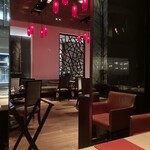 チャイナルーム - 赤を基調とした雰囲気が異国感を掻き立てます　半個室といっても扉がないだけでほぼ個室です