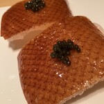 チャイナルーム - キャビアのせ釜焼き北京ダック　皮のパリパリと甘み　キャビアの塩気と旨味…