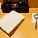 カレー饂飩たちばな - 1時間程並んでカウンターに着席。隣席とは距離がありゆったり座れる。店内は殆どがワンオクLiveの観客でアジア系外国人も多い。最高気温33℃で蒸し暑かった。