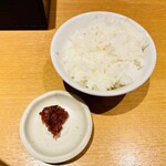 カレー饂飩たちばな - 程良い硬めのライスは甘味もある。甘酸っぱい薬味は何なのか不明。