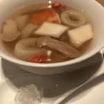 チャイナルーム - タラバ蟹　松茸　絹笠茸の蒸しスープ　燕の巣添え　食感の違いが面白いですね