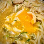 カレー饂飩たちばな - 玉子を混ぜると旨マイルドに