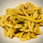 カレー饂飩たちばな - カレー油を掛けるとカレーの風味と程良い辛さがアップして、更に食欲をそそる。