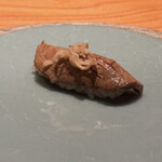 銀座 炎 田むら - 鮪の握りは薪の香りがふんだんに。いぶりがっこがのっています。