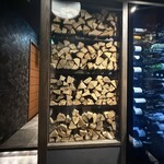 銀座 炎 田むら - 店内は薪がいたるところに。炎を見ながらなのに暑くなかったです。