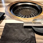 焼肉あがり - テーブルは、こんな感じでセットされています。