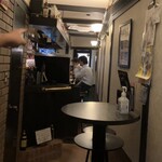 十三トリスバー - 奥に細長く、向こう側の煽り口が見える