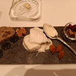 メゾン ポール・ボキューズ - シロカビのチーズ