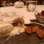 メゾン ポール・ボキューズ - シロカビのチーズ