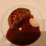 メゾン ポール・ボキューズ - 京都七谷鴨のドディーヌとフォアグラ　キャベツのトゥルト　
      ソース ペリグー