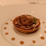 メゾン ポール・ボキューズ - ブラウンマッシュルームとセップダケのタルト