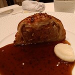 メゾン ポール・ボキューズ - 京都七谷鴨のドディーヌとフォアグラ　キャベツのトゥルト　
      ソース ペリグー