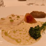 メゾン ポール・ボキューズ - 天然マトウダイ　コールラヴィのグラッセと秋茄子のピューレ
      アニス風味のソース ヴァンブラン