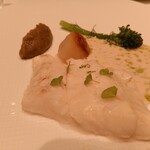 メゾン ポール・ボキューズ - 天然マトウダイ　コールラヴィのグラッセと秋茄子のピューレ
      アニス風味のソース ヴァンブラン