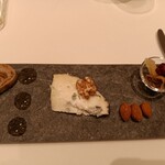 メゾン ポール・ボキューズ - ヤギのブルーチーズ