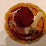 メゾン ポール・ボキューズ - ビーツのカルパッチョ　バイヨンヌの生ハム
      コンテチーズとイタリア産ブッラータ