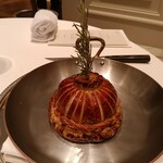 メゾン ポール・ボキューズ - 京都七谷鴨のドディーヌとフォアグラ　キャベツのトゥルト　
      ソース ペリグー