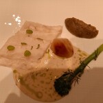 メゾン ポール・ボキューズ - 天然マトウダイ　コールラヴィのグラッセと秋茄子のピューレ
      アニス風味のソース ヴァンブラン