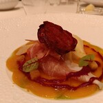 メゾン ポール・ボキューズ - ビーツのカルパッチョ　バイヨンヌの生ハム
      コンテチーズとイタリア産ブッラータ