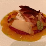 メゾン ポール・ボキューズ - ビーツのカルパッチョ　バイヨンヌの生ハム
      コンテチーズとイタリア産ブッラータ