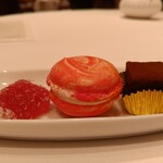 メゾン ポール・ボキューズ - ゼリー
      　フランボワーズのマカロン
      　生チョコ