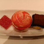 メゾン ポール・ボキューズ - ゼリー
      　フランボワーズのマカロン
      　生チョコ