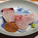 すし 碧海 - 奥：クロマツ、手前：アカマツ