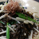 Stir-fried mozuku bean sprouts