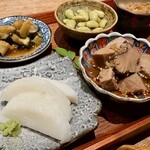 鮨と肴 鵙 - 茄子の辛子漬け・ひたし豆
      自家製のかまぼこ・ブリの甘辛煮