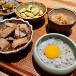 鮨と肴 鵙 - ひたし豆・貝ひも
      ブリの甘辛煮・霞ヶ浦のシラウオ