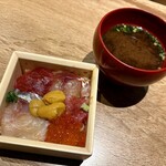 鮨と肴 鵙 - 海老の風味豊かな 赤出汁