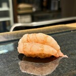 鮨と肴 鵙 - ボタンエビ 常磐もの
      プリッとした食感に 濃厚な甘み