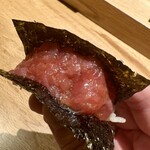 鮨と肴 鵙 - マグロのつのとろ 
      脂も美味しく頂けるように ワサビが 多めに入っていました