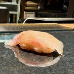 鮨と肴 鵙 - 平目 北海道産
      柑橘系を軽く絞ってあります