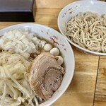 ラーメン 登良治郎 - つけ麺（1,050円）＋玉ねぎ（100円）＋うずら（100円）、ニンニクコール